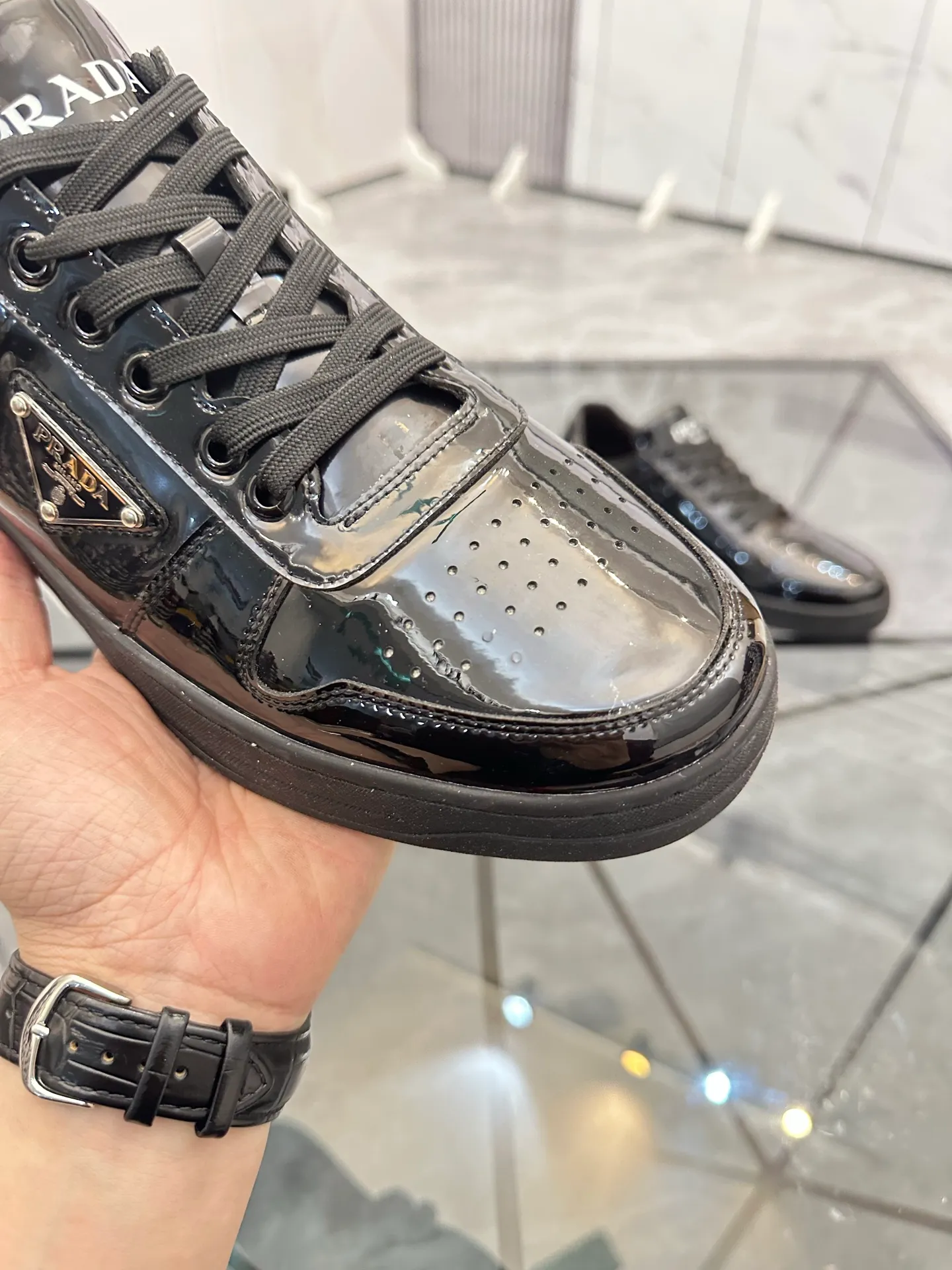 Men's shoes: 💰P400¥ Product trademark: Prada *"Prada*" low-top casual shoes Regular size: 38-44 (can be customized to 45) Product materials: imported cowhide upper, sheepskin lining, original outsole. Number: 020